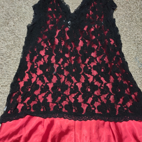 Silky top with lace cover - Picture 2 of 4